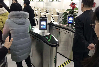 人臉識別一體機 辦公打卡系統(tǒng)的變革者與多場景應(yīng)用探索