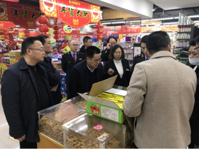 春節(jié)餐桌安全防線再筑牢——?jiǎng)⑷鐦犯笔虚L(zhǎng)帶隊(duì)開展節(jié)前食安專項(xiàng)檢查